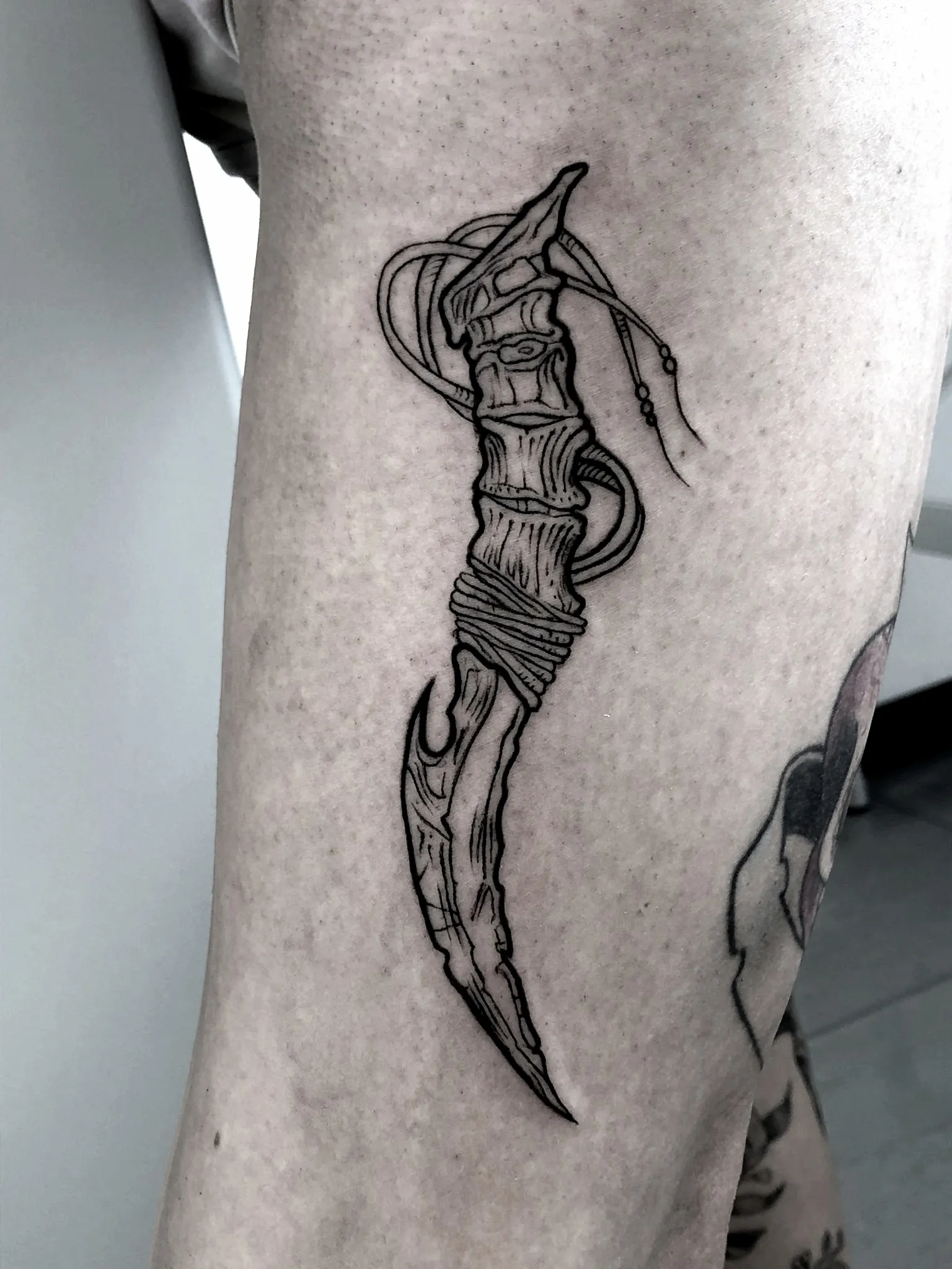 Tatuaggio solo linea che raffigura un coltello pirata